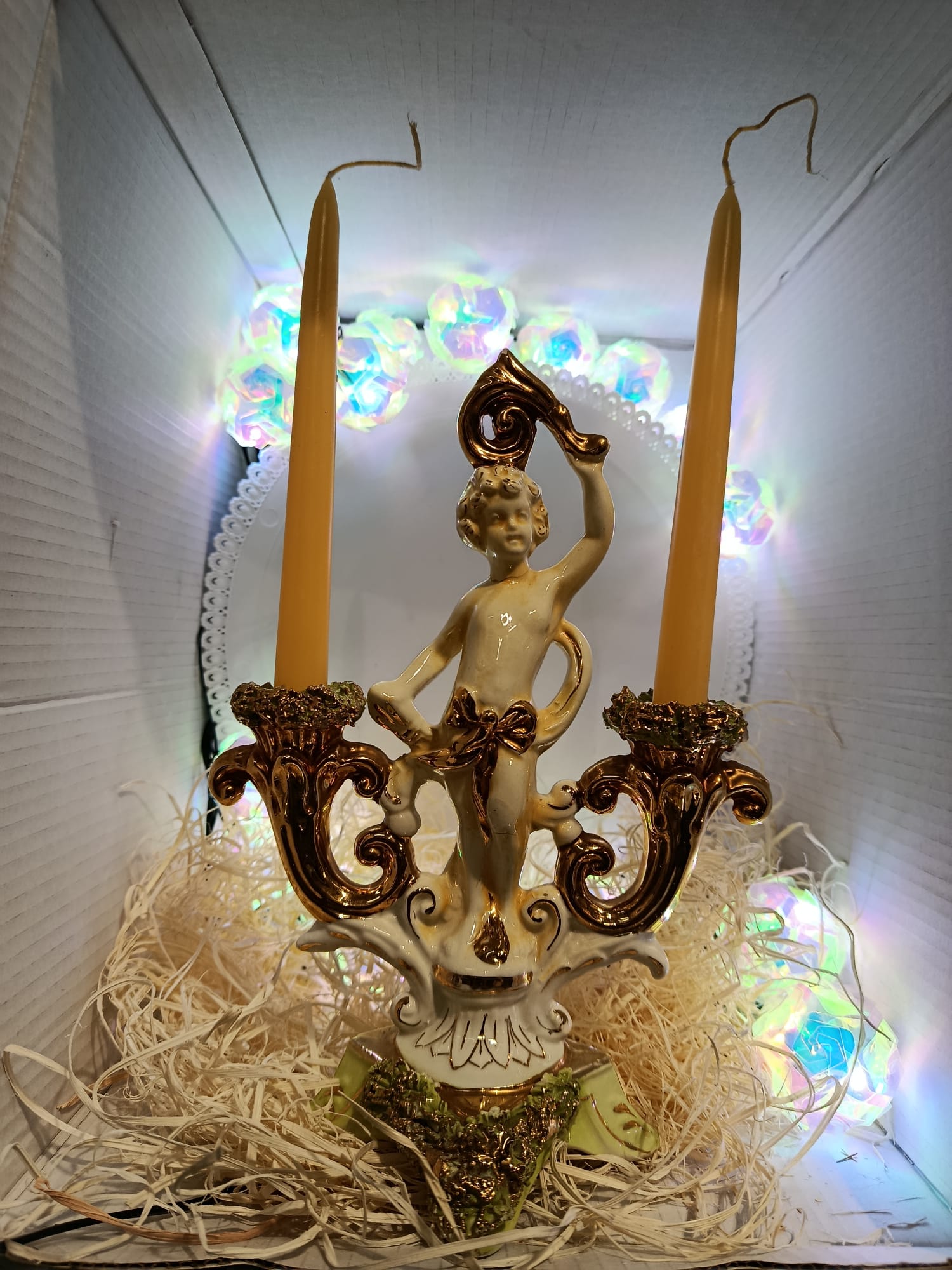 candelabro-in-ceramica-con-putto-2-fiamme-dorato-stile-barocco